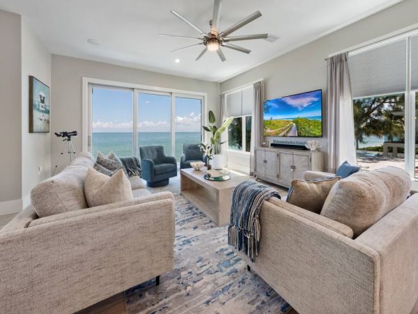 Luxe Rental Located between City Pier and Rod N Reel Pier