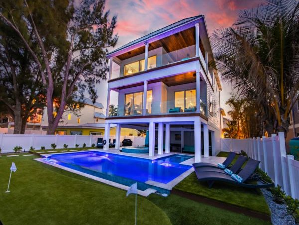 Luxe Rental Located between City Pier and Rod N Reel Pier