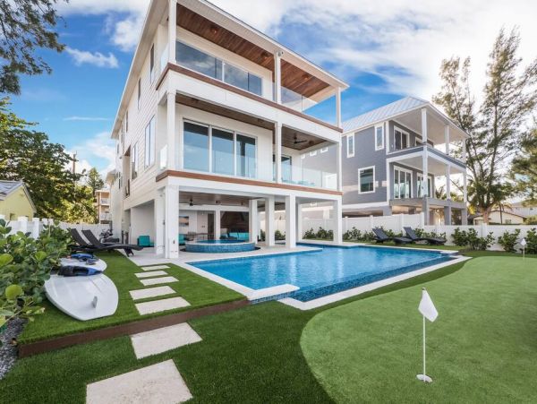 Luxe Rental Located between City Pier and Rod N Reel Pier