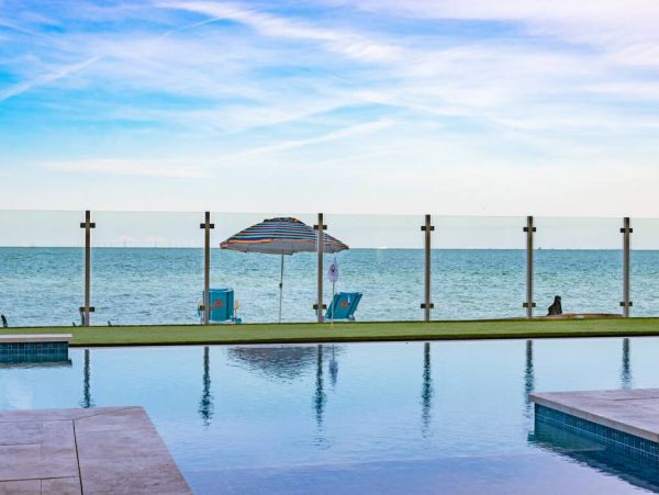 Luxe Rental Located between City Pier and Rod N Reel Pier