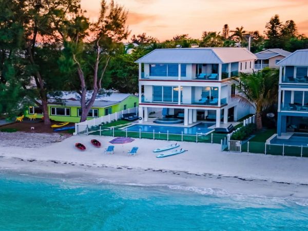 Luxe Rental Located between City Pier and Rod N Reel Pier