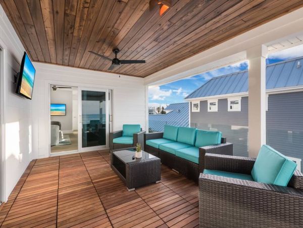 Luxe Rental Located between City Pier and Rod N Reel Pier