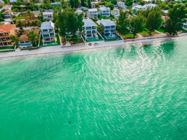 Luxe Rental Located between City Pier and Rod N Reel Pier