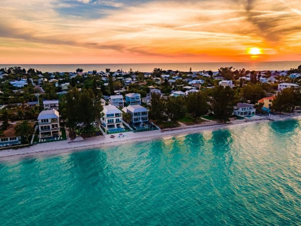 Luxe Rental Located between City Pier and Rod N Reel Pier