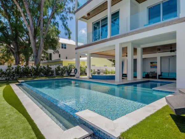 Luxe Rental Located between City Pier and Rod N Reel Pier