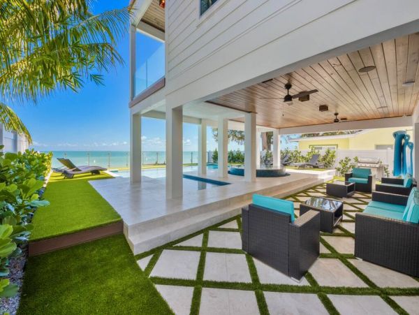 Luxe Rental Located between City Pier and Rod N Reel Pier