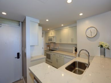 Oceanfront 2 Bedroom Vacation Condo Sleeps 4 Guests in Kihei Oceanfront 2 Bedroom Vacation Condo Sleeps 4 Guests in Kihei