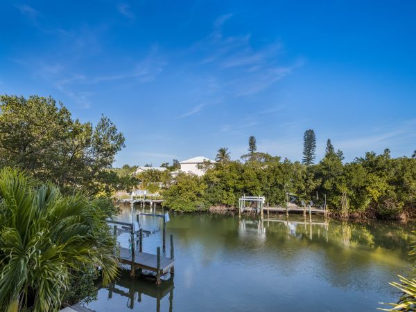 Lovely 4 Bedroom Home w/Pool & Spa Sleeps 10 Walk to Beach