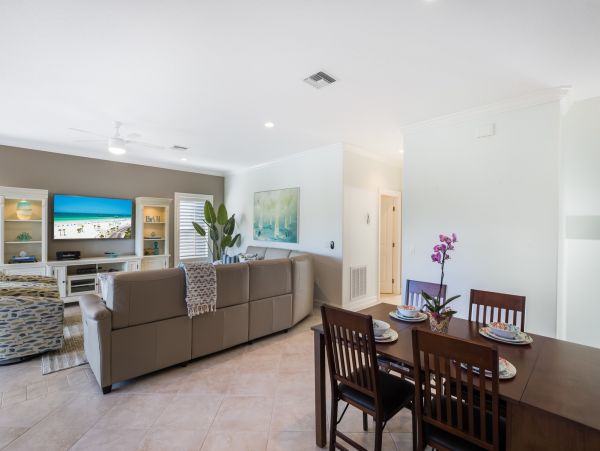 Lovely 4 Bedroom Home w/Pool & Spa Sleeps 10 Walk to Beach