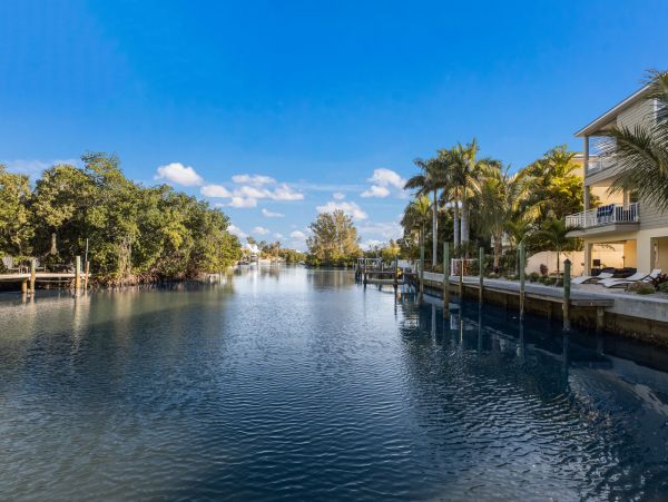Lovely 4 Bedroom Home w/Pool & Spa Sleeps 10 Walk to Beach