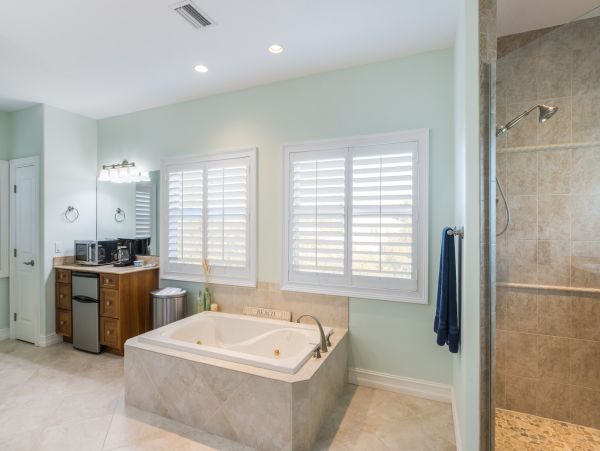 Lovely 4 Bedroom Home w/Pool & Spa Sleeps 10 Walk to Beach