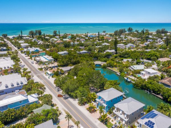 Lovely 4 Bedroom Home w/Pool & Spa Sleeps 10 Walk to Beach