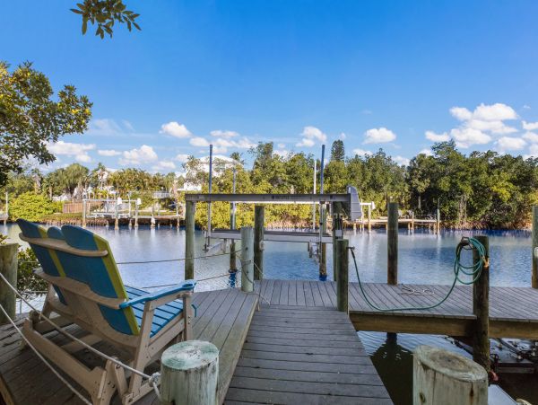 Lovely 4 Bedroom Home w/Pool & Spa Sleeps 10 Walk to Beach