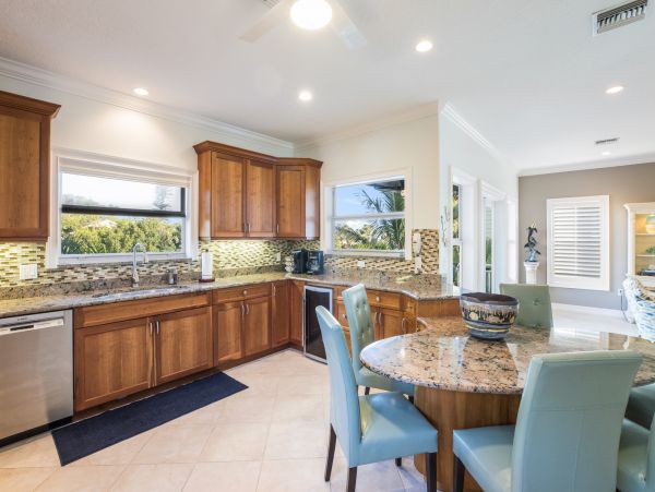 Lovely 4 Bedroom Home w/Pool & Spa Sleeps 10 Walk to Beach