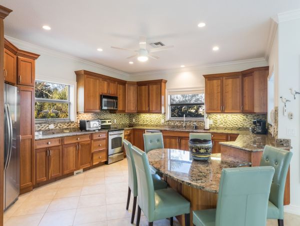 Lovely 4 Bedroom Home w/Pool & Spa Sleeps 10 Walk to Beach