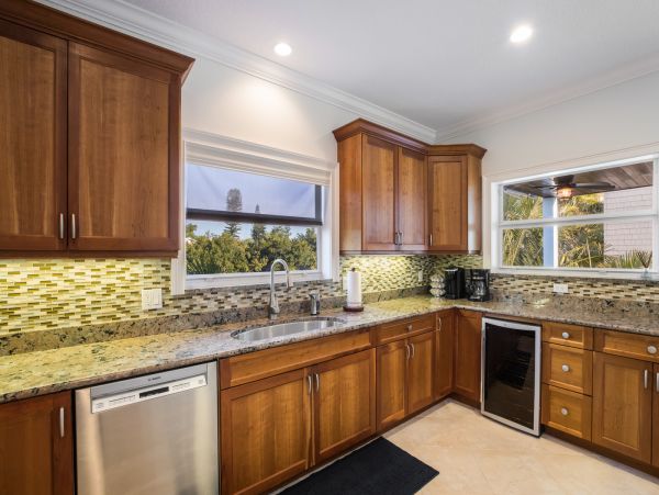 Lovely 4 Bedroom Home w/Pool & Spa Sleeps 10 Walk to Beach