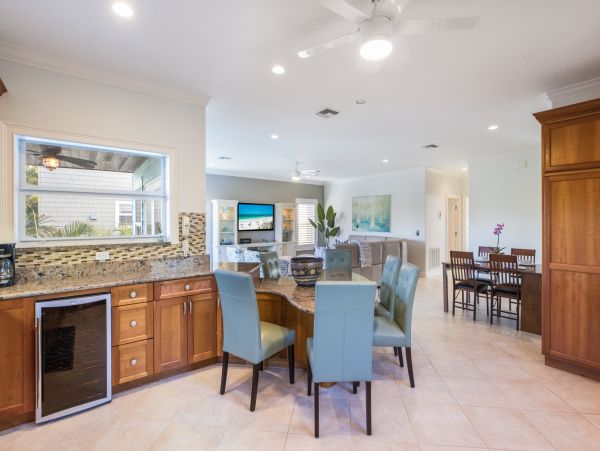 Lovely 4 Bedroom Home w/Pool & Spa Sleeps 10 Walk to Beach
