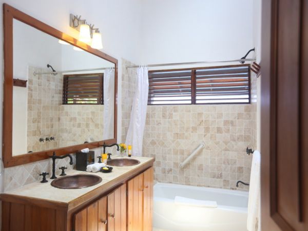 Oceanfront 4 Bedroom Home Sleeps 8 Guests in St. Lucia