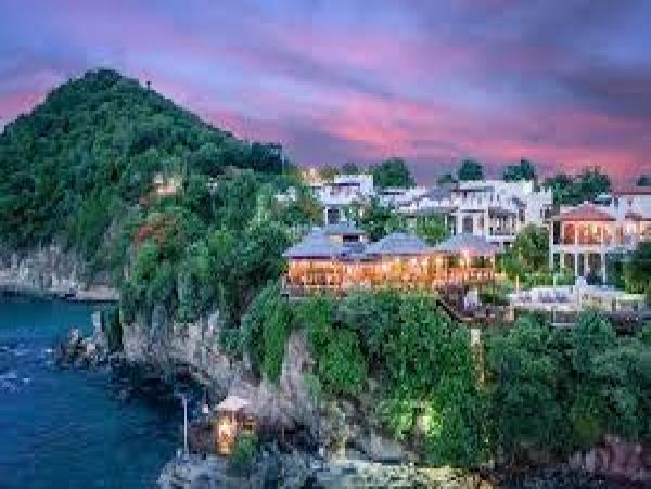 Oceanfront 4 Bedroom Home Sleeps 8 Guests in St. Lucia