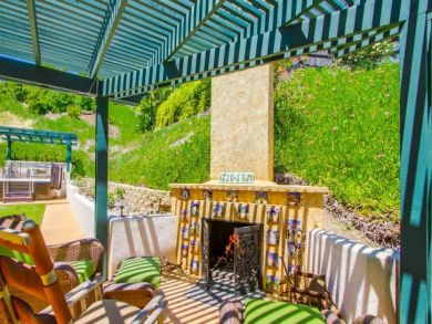 Private 4 Bedroom Family Home with Hot Tub & Huge Back Yard