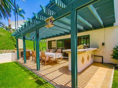 Private 4 Bedroom Family Home with Hot Tub & Huge Back Yard