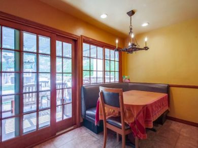 Private 4 Bedroom Family Home with Hot Tub & Huge Back Yard