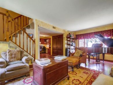 Private 4 Bedroom Family Home with Hot Tub & Huge Back Yard