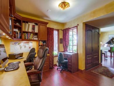 Private 4 Bedroom Family Home with Hot Tub & Huge Back Yard