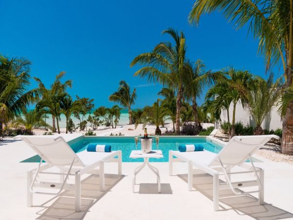 Romantic Villa for Two on Taylor Bay Beach
