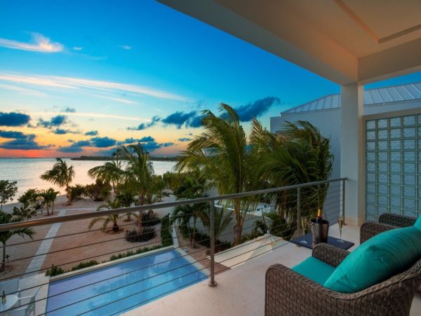 Romantic Villa for Two on Taylor Bay Beach