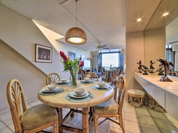 Ocean View Penthouse with Pool & Hot Tub Access in Lahaina