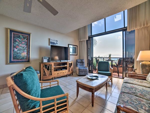 Ocean View Penthouse with Pool & Hot Tub Access in Lahaina
