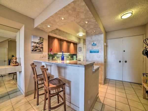 Ocean View Penthouse with Pool & Hot Tub Access in Lahaina