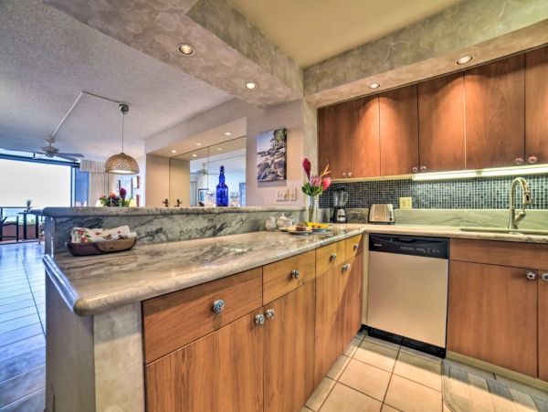 Ocean View Penthouse with Pool & Hot Tub Access in Lahaina