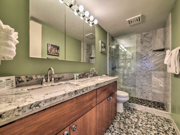 Ocean View Penthouse with Pool & Hot Tub Access in Lahaina