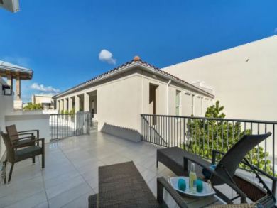 Naples Vacation Rental Sleeps 10 Guests Short Walk to Beach