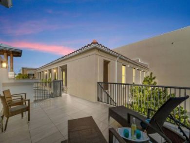 Naples Vacation Rental Sleeps 10 Guests Short Walk to Beach