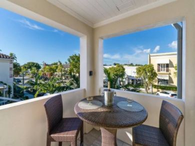 Naples Vacation Rental Sleeps 10 Guests Short Walk to Beach