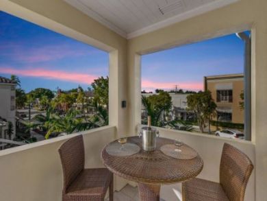 Naples Vacation Rental Sleeps 10 Guests Short Walk to Beach