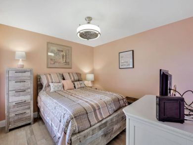 Peaceful Third Floor Two Bedroom Getaway Communal Pool & Spa