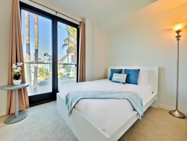 Beachfront Three Bedroom Rental Condo in Ocean Beach