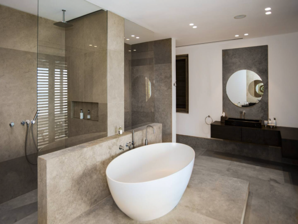State of the Art 6 Bedroom Beachfront Villa