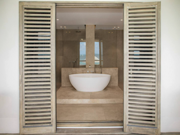 State of the Art 6 Bedroom Beachfront Villa