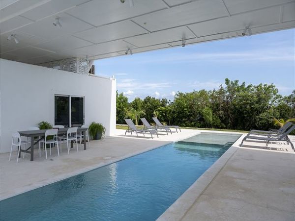 Bahamas Posh 6 Bedroom plus Loft Beachfront Estate with Private Pool