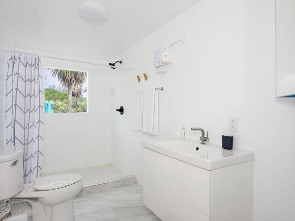 Bahamas Posh 6 Bedroom plus Loft Beachfront Estate with Private Pool