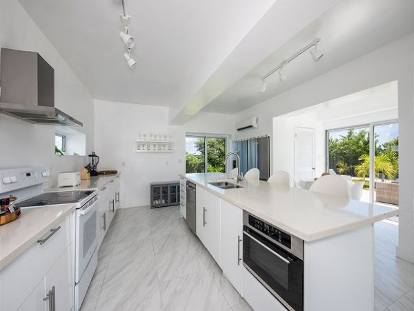 Bahamas Posh 6 Bedroom plus Loft Beachfront Estate with Private Pool