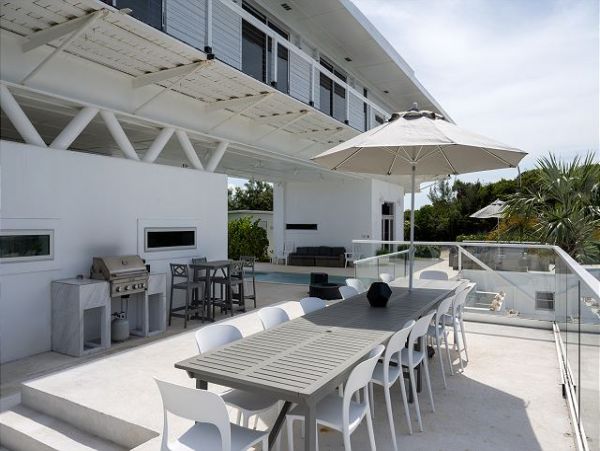 Bahamas Posh 6 Bedroom plus Loft Beachfront Estate with Private Pool
