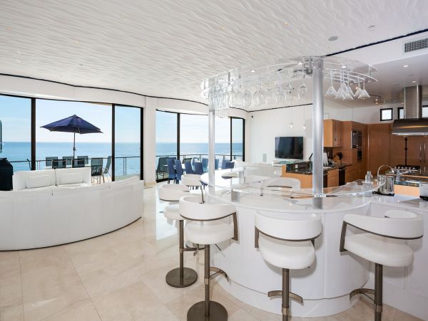 Oceanfront Luxury Home with 3 Bedrooms in Malibu