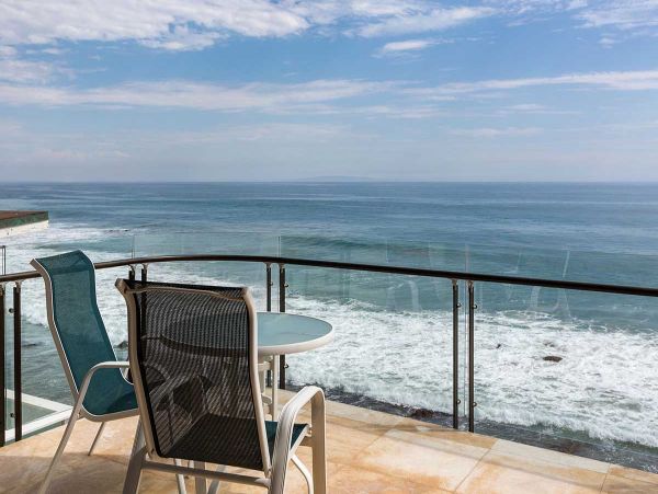 Oceanfront Luxury Home with 3 Bedrooms in Malibu