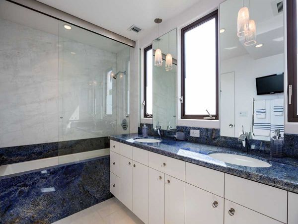 Oceanfront Luxury Home with 3 Bedrooms in Malibu